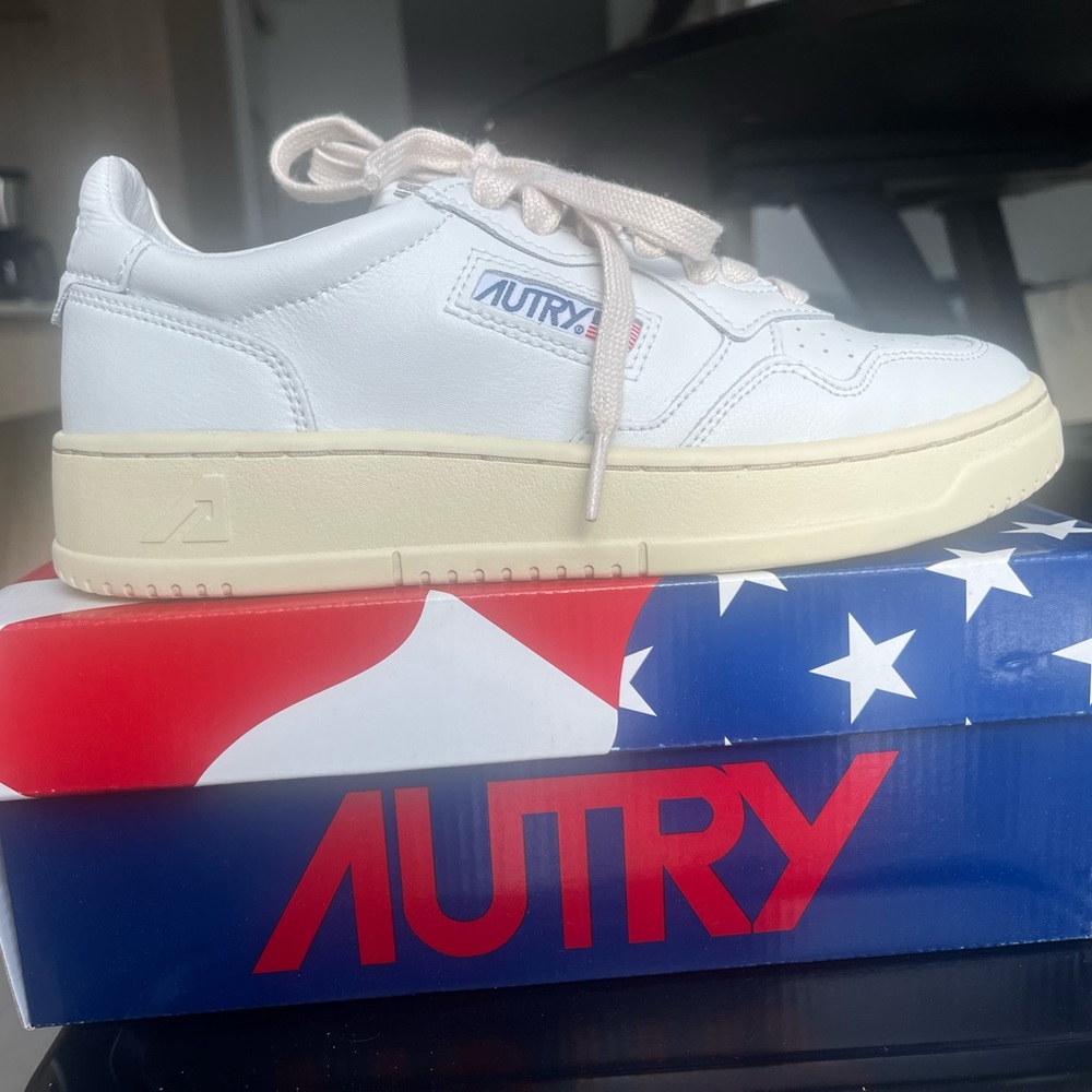 Autry Medalist Low Top Sneakers